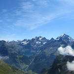 Breitbildfoto mit Blick Richtung Oeschinensee und Blüemlisalp