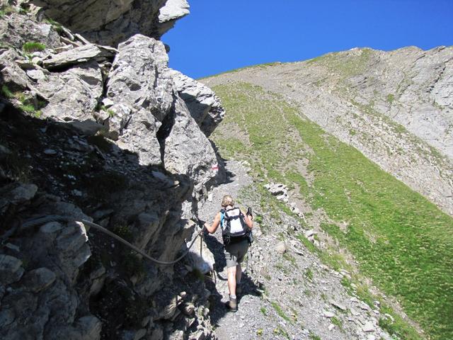 kurz vor dem Sattel ist ein kleines Wegstück mit einem Drahtseil gesichert