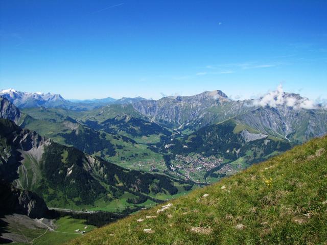 Tiefblick Richtung Adelboden. Ganz links der Wildstrubel