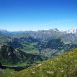 Tiefblick Richtung Adelboden. Ganz links der Wildstrubel