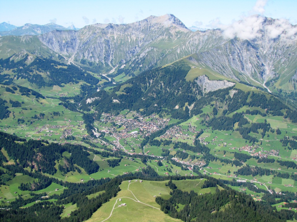 Tiefblick nach Adelboden und Albristhore
