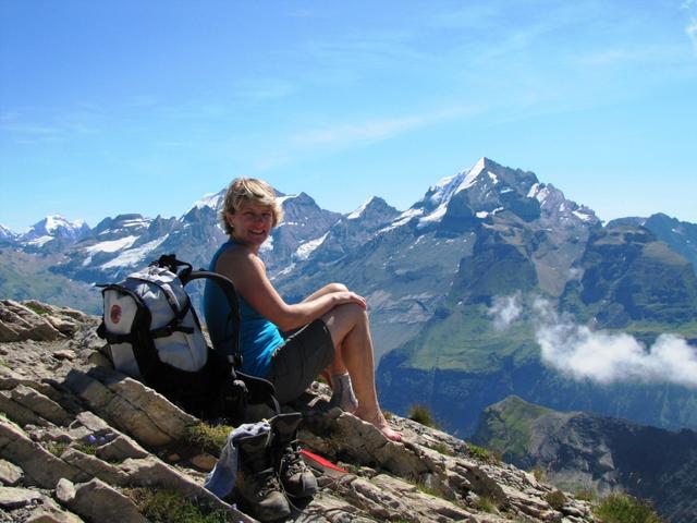 Mäusi bestaunt während dem Mittagessen das wunderschöne Panorama