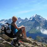 Mäusi bestaunt während dem Mittagessen das wunderschöne Panorama