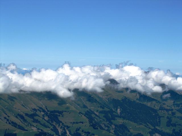 wir haben die richtige Seite gewählt. Auf der gegenüberliegende Seite des Entschligetal bedecken Wolken die Berggipfel