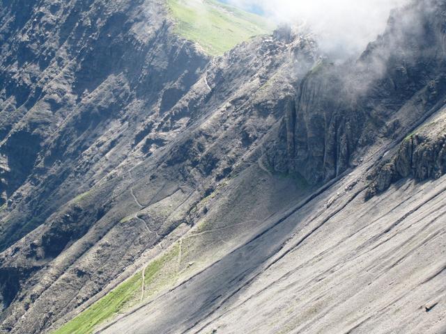 Blick hinüber zum Alpschelegrat. Über diesen Grat werden wir den Abstieg unter die Füsse nehmen