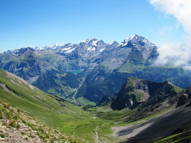 Blick zur Bergstation der Luftseilbahn Allmenalp, Kandersteg, Oeschinensee und die Berner Bergriesen