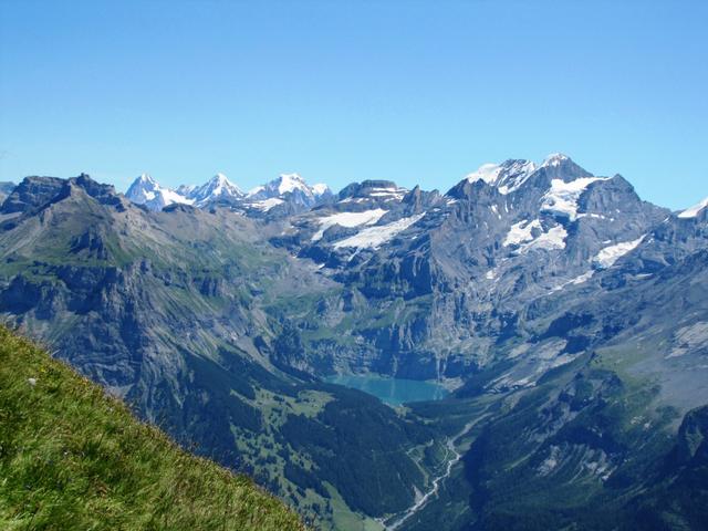 was für ein Panorama. Inmitten der Berner Bergriesen der blaue Oeschinensee