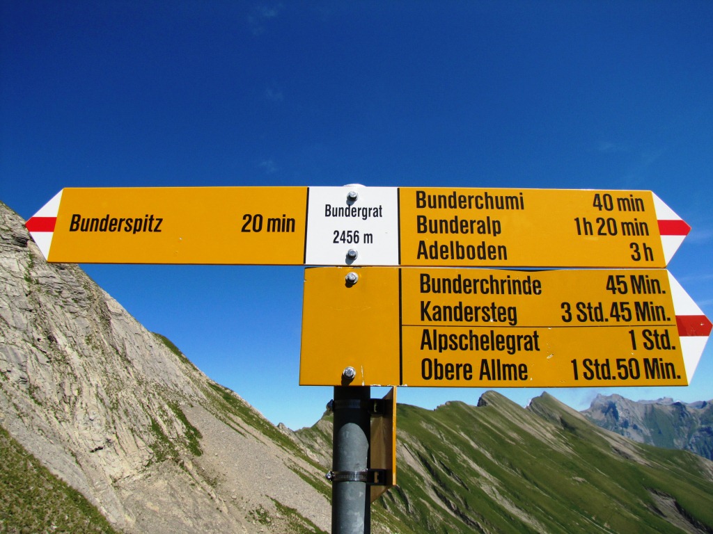 der Wegweiser auf dem Bundergrat 2456 m.ü.M.