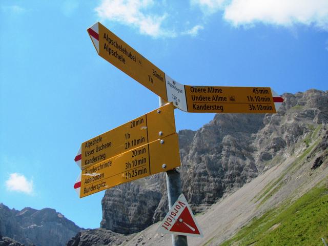 Wegweiser beim Alpschelegrat. Wir laufen aber nicht abwärts, sondern machen noch einen kleinen Abstecher