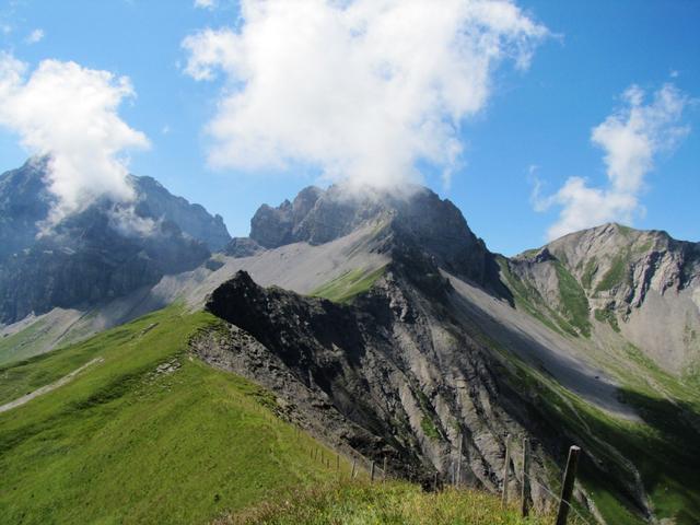 wir wandern nun am Alpschelegrat wieder zurück mit Blick zur Bunderchrinde, Chlyne Loner, Bundergrat und Bunderspitz