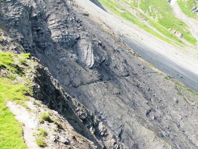 bei Punkt 2315 m.ü.M. beim Alpschelegrat biegt der Wanderweg abrupt rechts ab