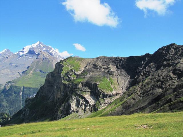 Blick hinauf zum Alpschelehubel. Der Abstecher zum Hubel hat sich gelohnt. Wir haben eine traumhafte Aussicht genossen