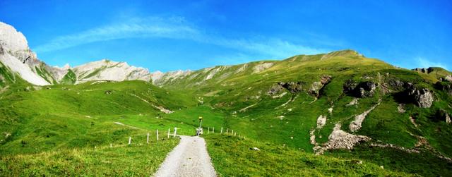 schönes Breitbildfoto bei der Wegkreuzung bei Punkt 1910 m.ü.M. mit Blick auf Chlyne Loner, Bundergrat, Bunderspitz und First