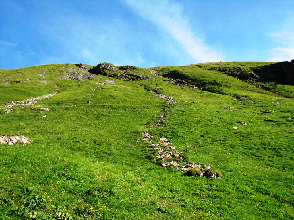 steil führt der Bergweg nun aufwärts zum Allmegrat und First