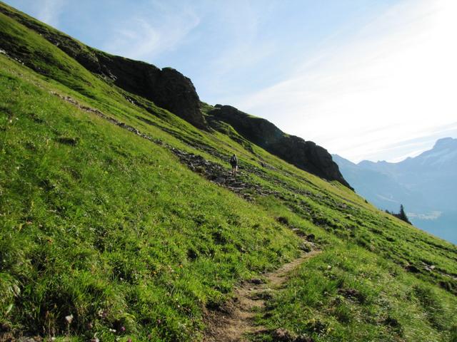 über den steilen Hang des Allmegrat führt der Bergweg nun diagonal aufwärts