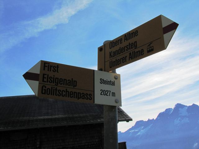 bei der Alphütte mit schöner Aussicht befindet sich diese Wegkreuzung 2027 m.ü.M.