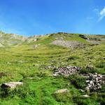 Blick hinauf zu Punkt 2207 m.ü.M. endlose Kehren und ein steiler Weg, steht uns bevor