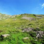 Blick hinauf zu Punkt 2207 m.ü.M. endlose Kehren und ein steiler Weg, steht uns bevor