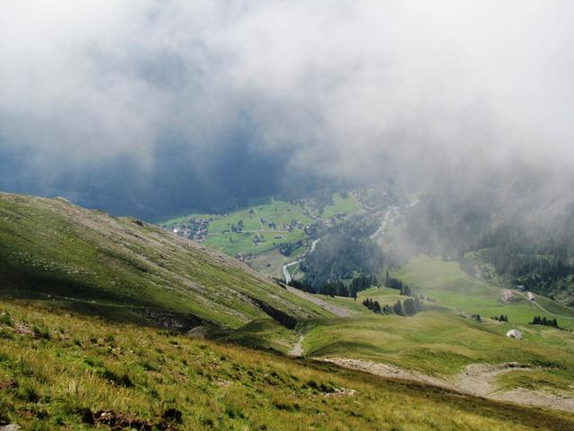 Tiefblick nach Kandersteg. 1000 Höhenmeter Unterschied