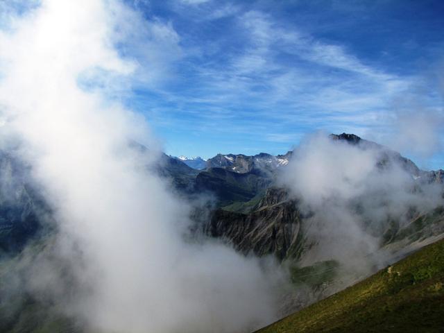 der Blick reicht bis zu den Schnee- und Eisriesen des Wallis