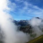 der Blick reicht bis zu den Schnee- und Eisriesen des Wallis