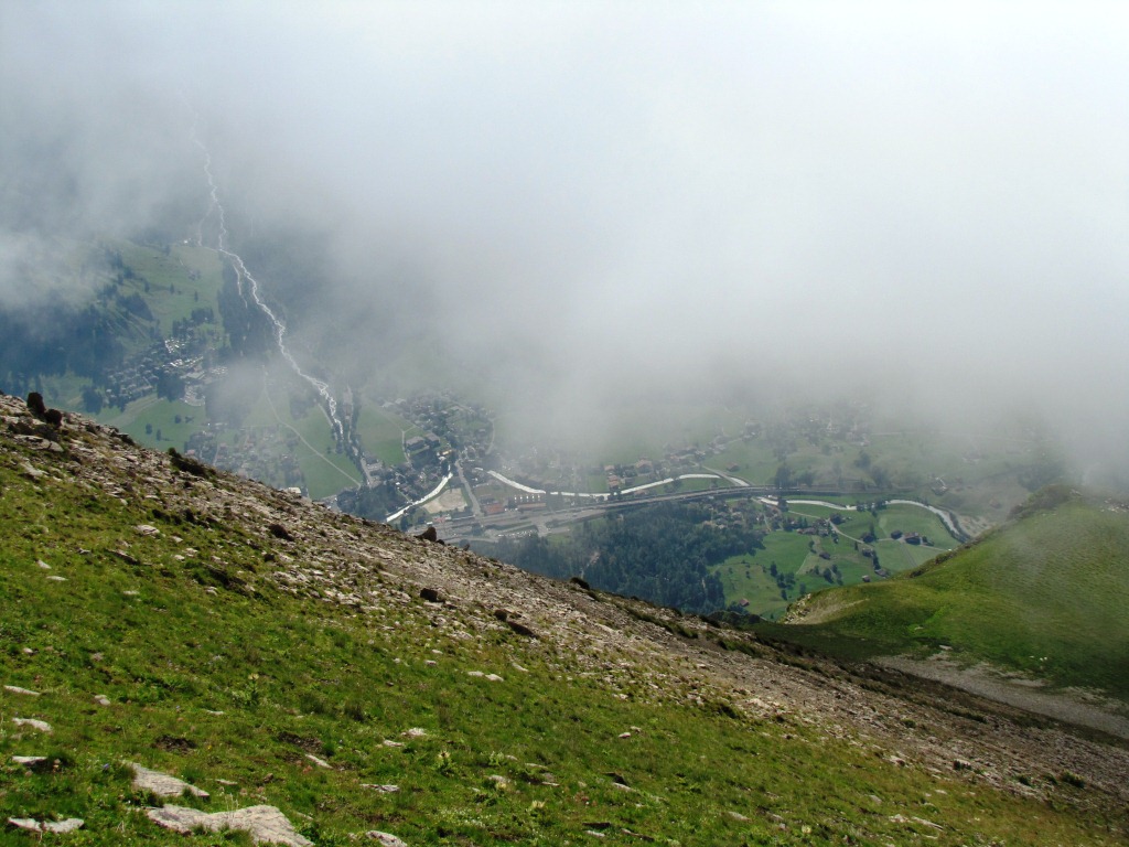 Tiefblick hinunter nach Kandersteg. Über 1300 Höhenmeter