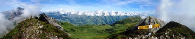 schönes Breitbildfoto mit Blick ins Entschligetal, Elsigenalp, Elsigsee, Elsighore, Howang und First