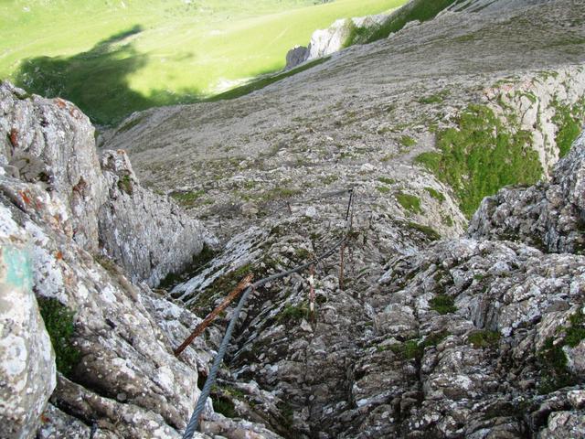 über Felsen führt der Weg abwärts. Drahtseile und Eisennägel geben einem eine gewisse Sicherheit