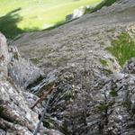 über Felsen führt der Weg abwärts. Drahtseile und Eisennägel geben einem eine gewisse Sicherheit