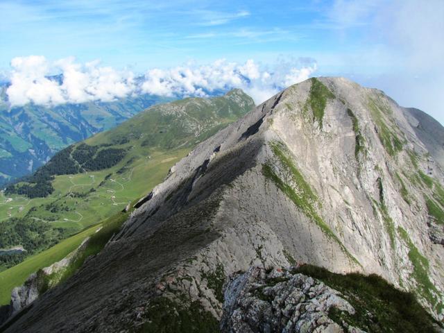 Blick zur Howang. Links im Halbschatten, gut ersichtlich der Bergweg