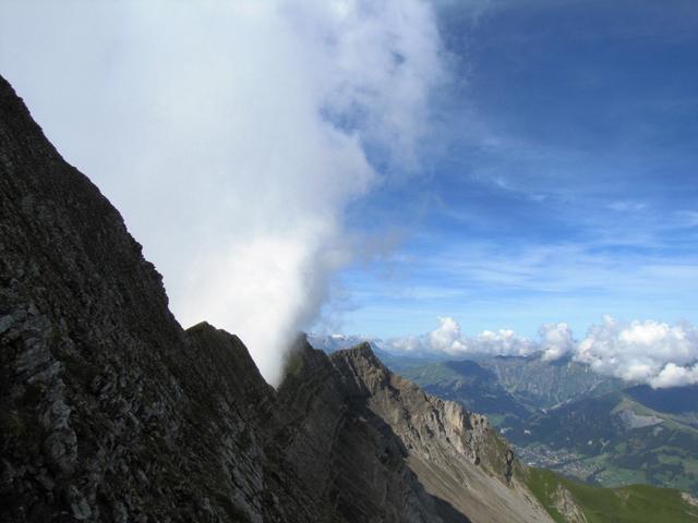 Kandersteg seitig ziehen Nebelschwanden über den Allmegrat