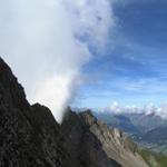 Kandersteg seitig ziehen Nebelschwanden über den Allmegrat