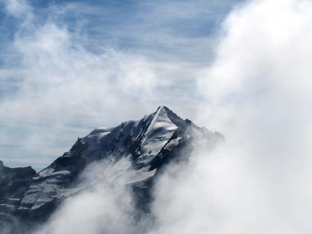 der Doldenhorn schaut kurz zwischen den Nebelschwaden hervor