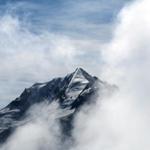 der Doldenhorn schaut kurz zwischen den Nebelschwaden hervor