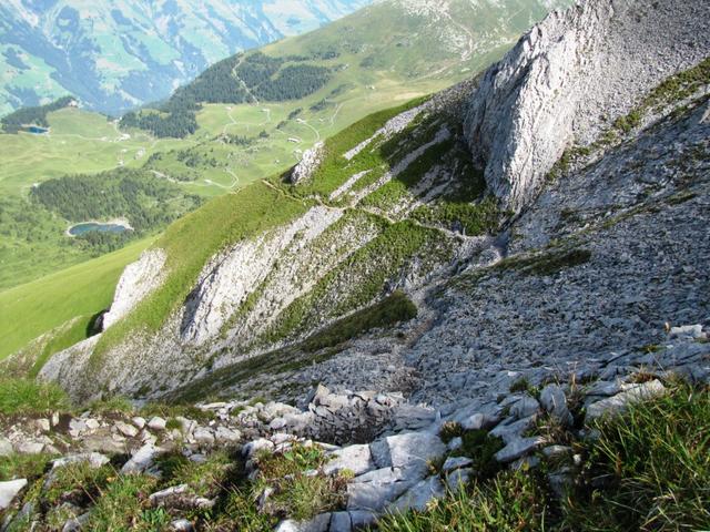 eine dünne Spur windet sich in die schroffige Westflanke der Howang abwärts