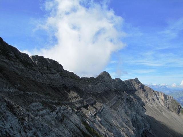 was für ein Unterschied gegenüber der Ostflanke des Allmegrat. Die Westflanke ist steinig und fast senkrecht