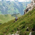 der Weg führt weiter an der steilen Westflanke des Howang abwärts