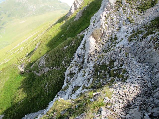 der Bergweg führt nun an einer ausgesetzten Felswand entlang vorbei. Seht ihr meine Maus?