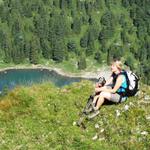 Mäusi bestaunt während einer kleinen Pause das Panorama. Tief unter uns der Elsigsee