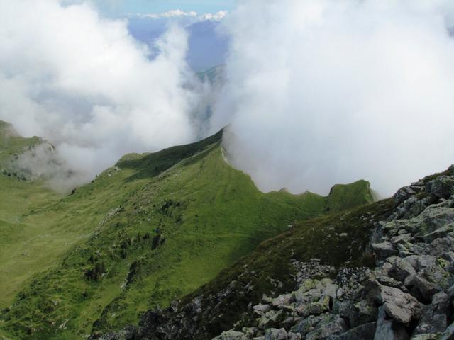 vom Kandertal, ziehen Wolken und Nebelschwaden über die Chilchhore in die Höhe