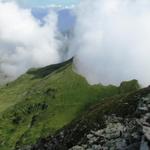 vom Kandertal, ziehen Wolken und Nebelschwaden über die Chilchhore in die Höhe