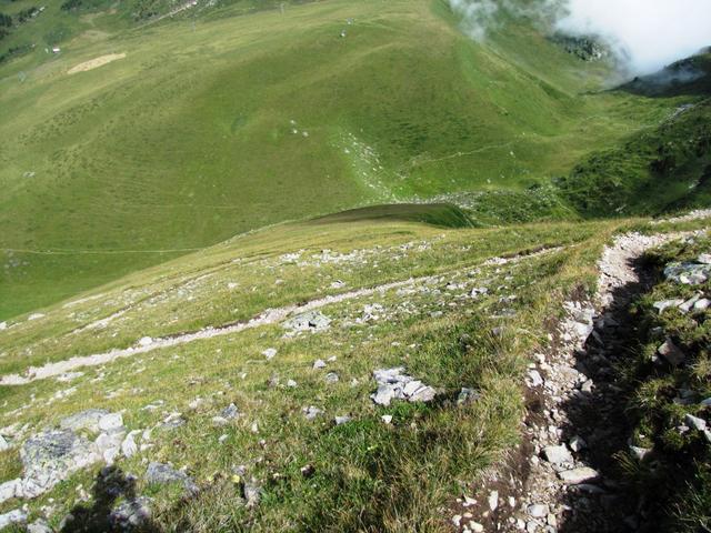 über einen zick-zack Weg führt der Bergweg nun steil abwärts