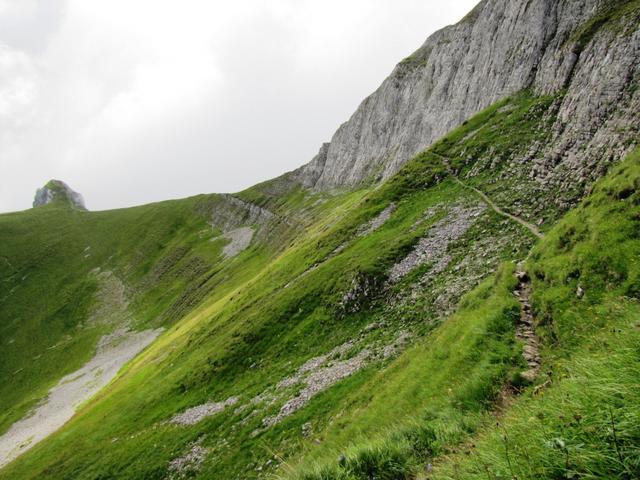 an der steilen Nordwand des Stand führt der Weg danach Richtung Golitschepass