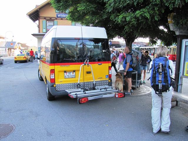 unser kleiner Postauto wartet in Wilderswil am Bahnhof schon auf uns