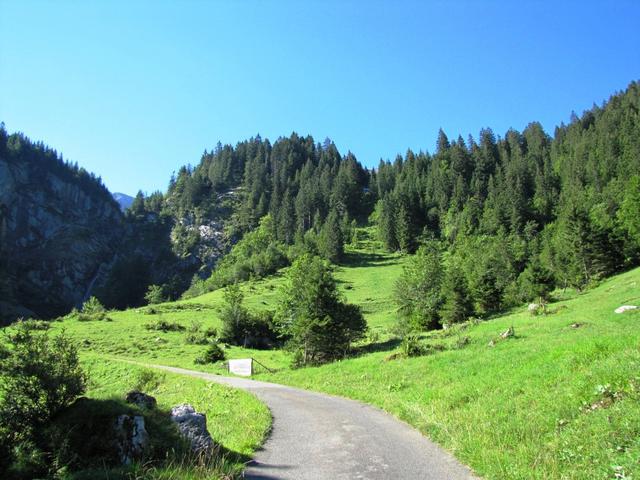 das erste Teilstück verläuft der Wanderweg über eine Asphaltstrasse