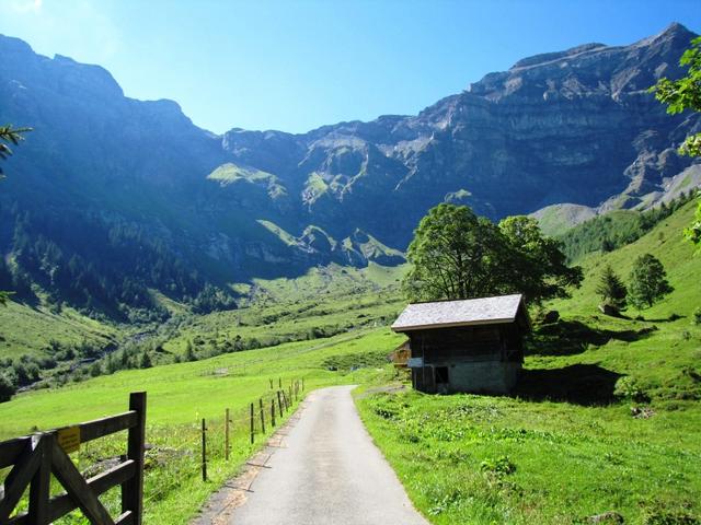 wir haben die Nesslerenalp am Fusse der Schwalmere erreicht