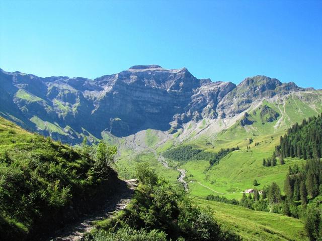 Blick zurück zur Nesslerenalp mit Schwalmere