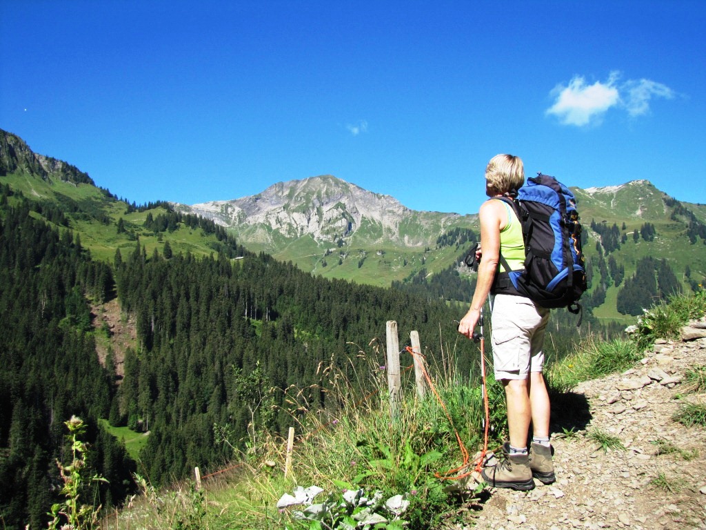 Mäusi schaut zum Morgenberghorn hinauf. Dort oben waren wir auch schon