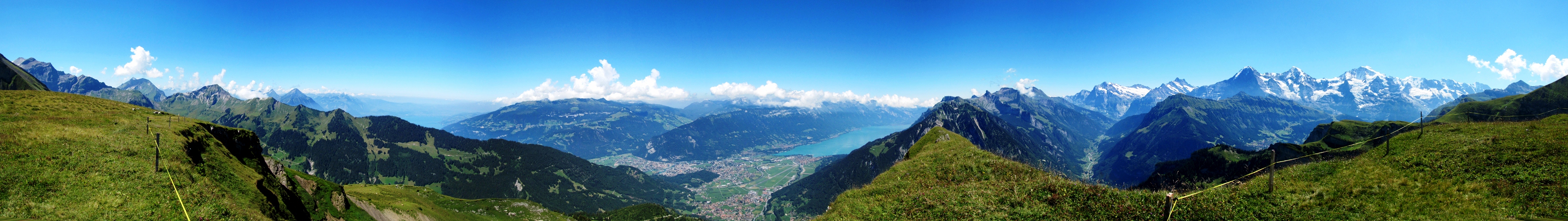 was für ein grandioses Breitbildfoto. Es ist unmöglich alle Berge aufzuzählen die man vor hier oben bestaunen kann