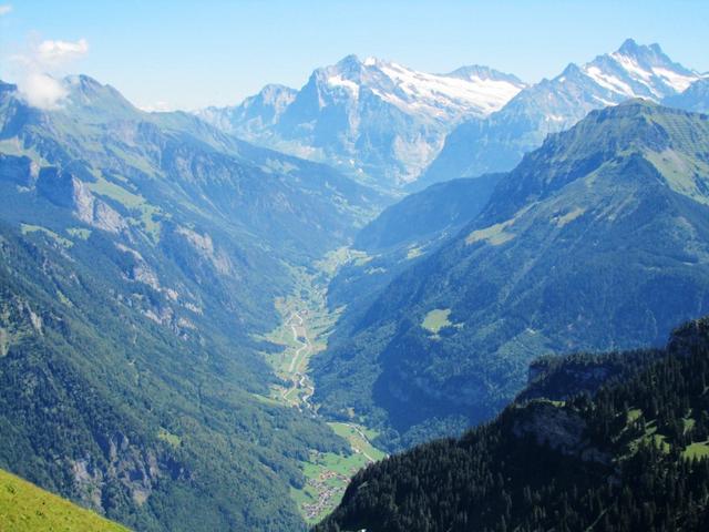 Blick in das Tal der Lütschine mit Grindelwald, Wetterhorn, Ewigschneehorn, Schreckhorn und Lauteraarhorn